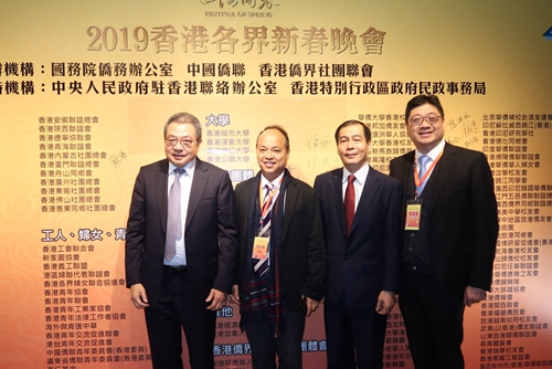 卢启明副主席与广州侨联香港联谊会黄楚基会长（右一）合影