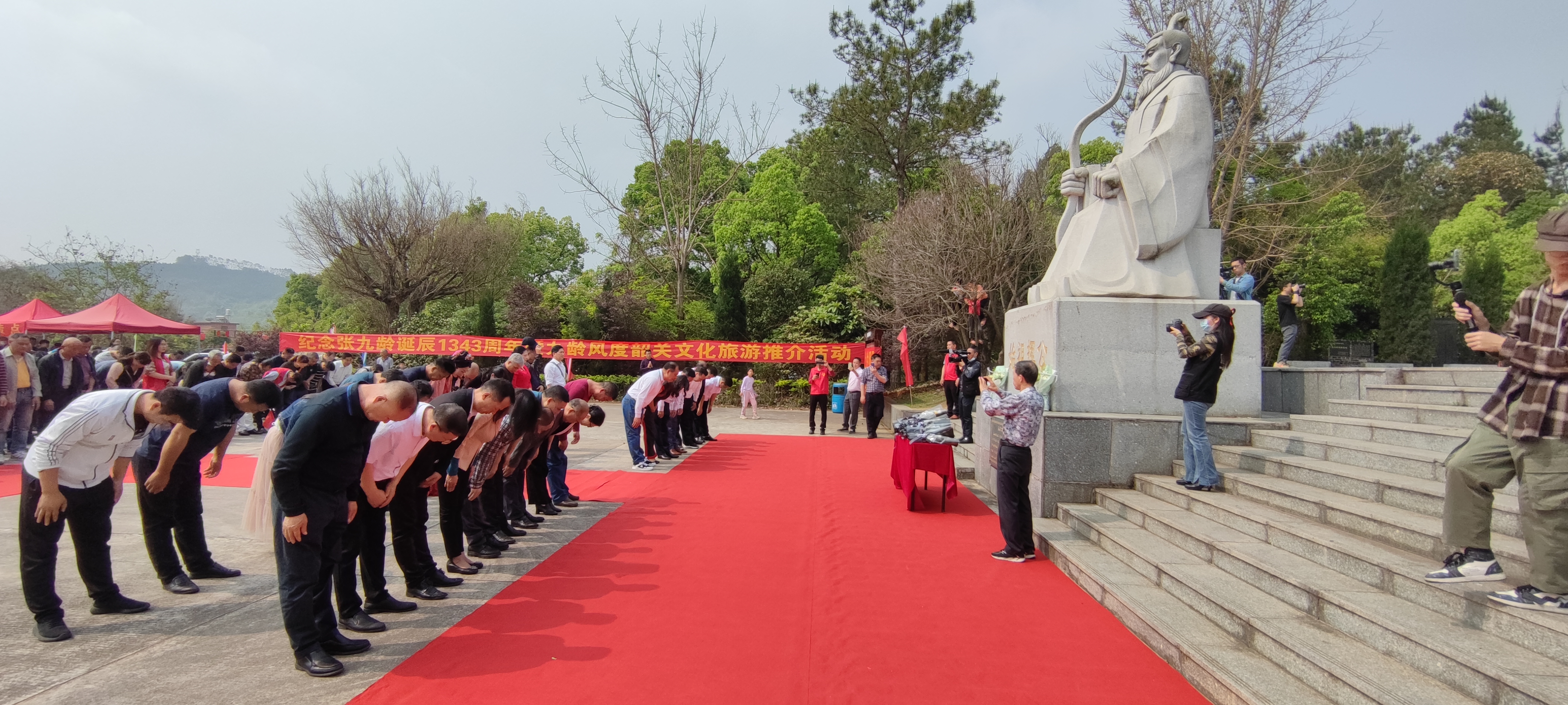 全体人员在九龄公像前献花、祭拜.jpg