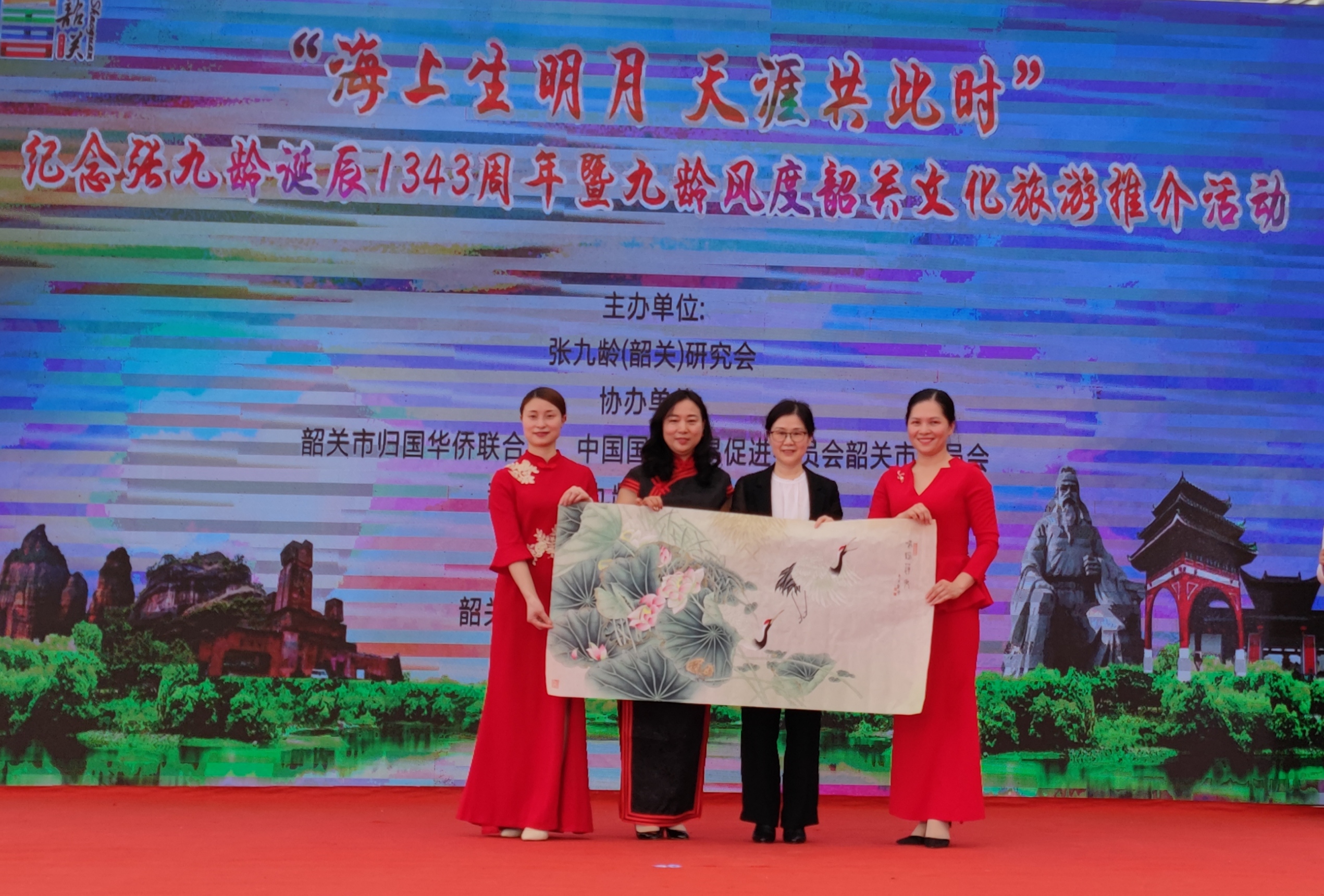 张热云女士向市侨联赠画.jpg