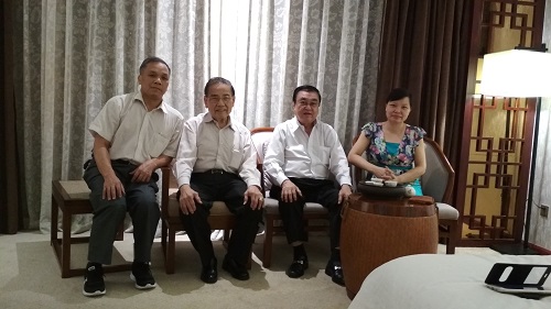 左起：1袁奕江，2萧俊杰，3黄迨光，4揭东区侨联副主席蔡础灵