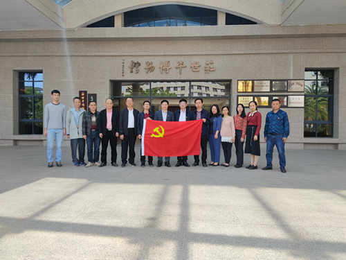 庄世平党旗.jpg