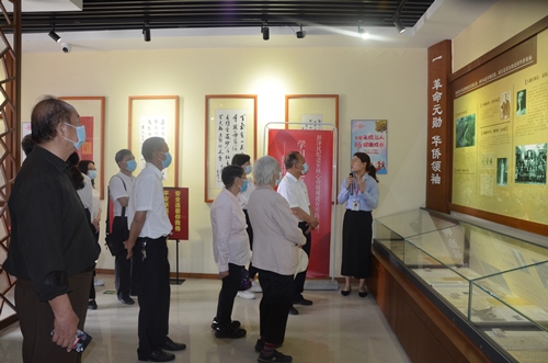 参观彭泽民纪念室1_副本.jpg