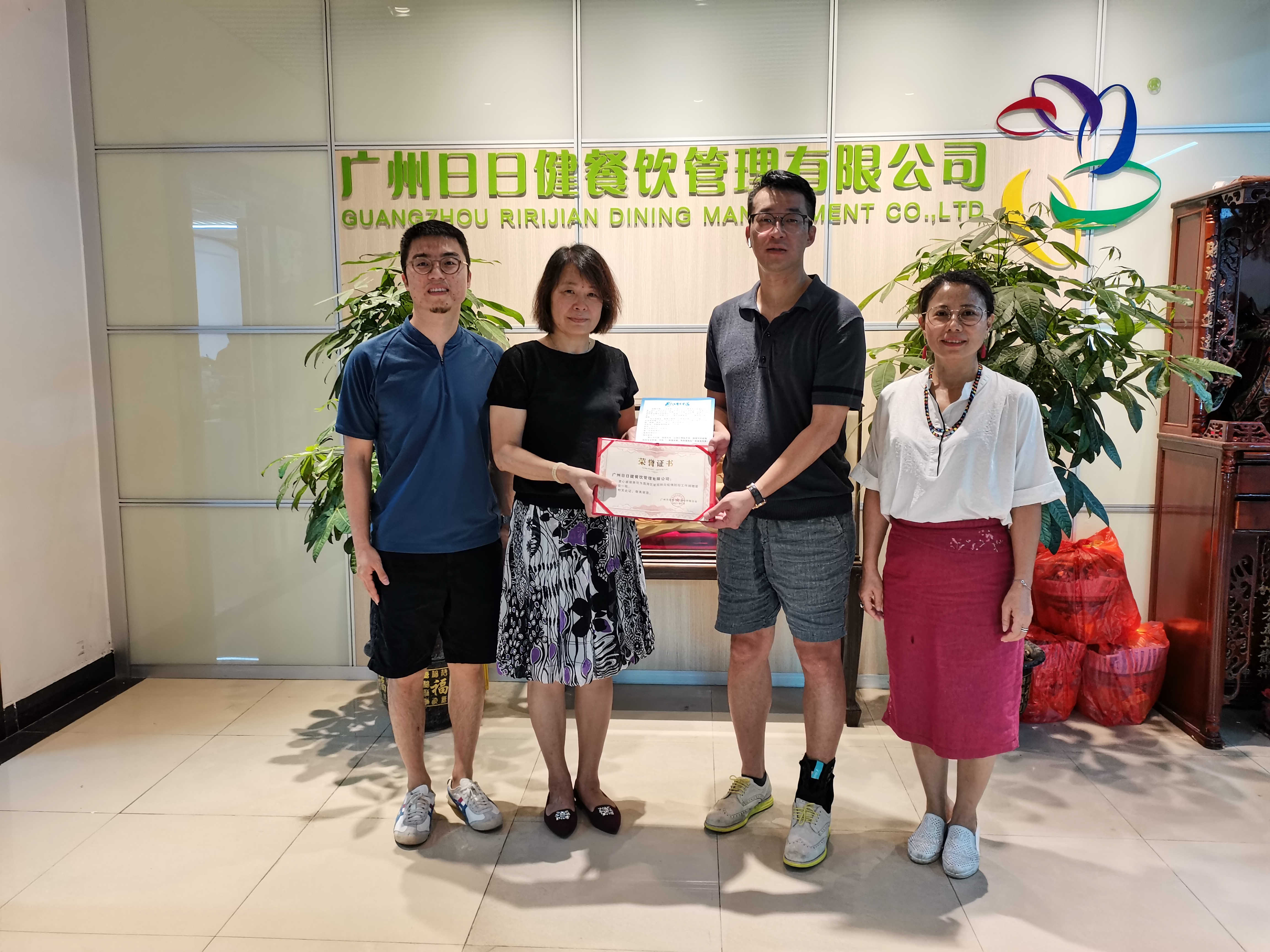 走访日日健公司了解企业生产经营情况，并赠送捐赠荣誉证书和感谢信.jpg