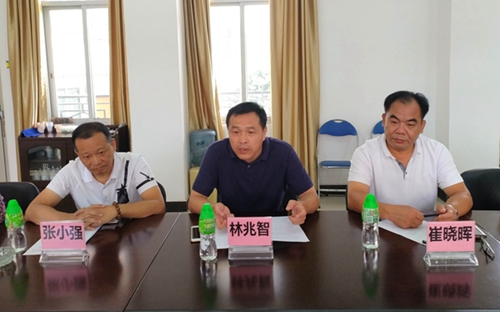 林兆智主席介绍区侨联主要情况
