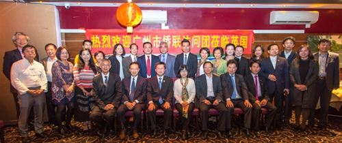 广州市侨联代表团和英国侨胞一起合影
