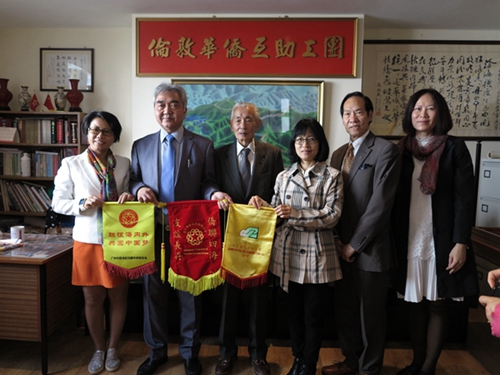与伦敦华侨互助工团交换锦旗