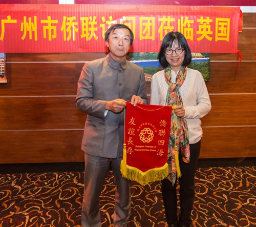 吴少姬副主席向伦敦华人社区中心副主席陈显耀赠送锦旗