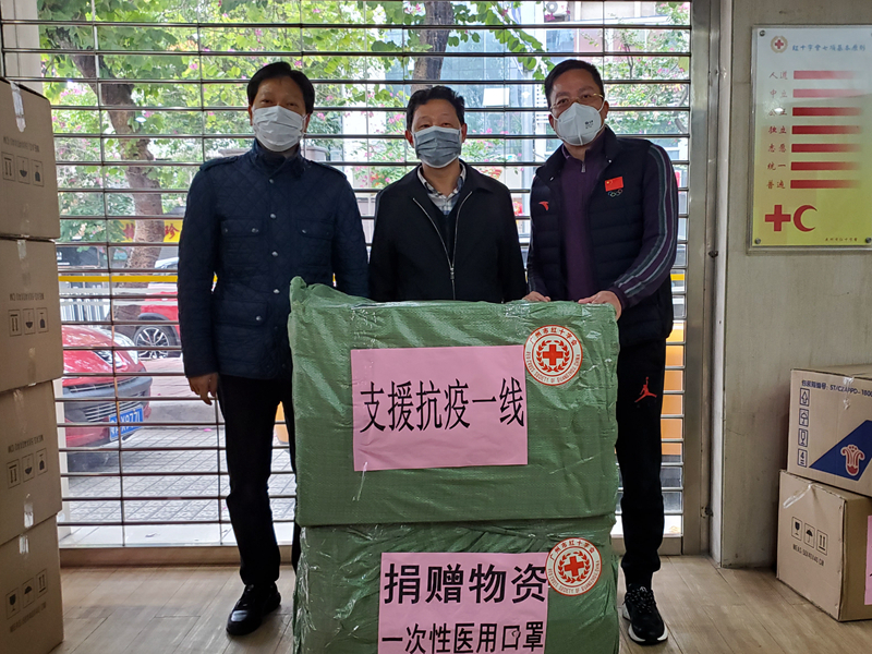方明治副会长（左）转惠来县红会.jpg