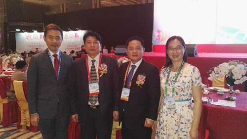 郑雪英副调研员与第三届世界客属青年大会筹委会主席何清标（左二）等合影。