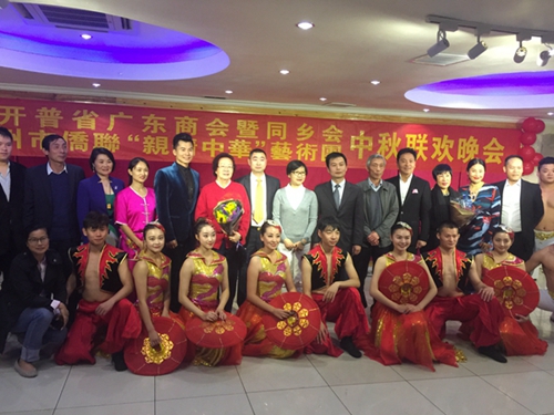 “亲情中华”南非中秋联欢晚会嘉宾与艺术团演员合影留念