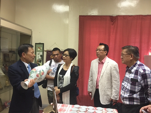 广州侨联主席梁瑞冰一行与南非杜省华侨联卫会所何淇彬会长等理事们亲切交谈