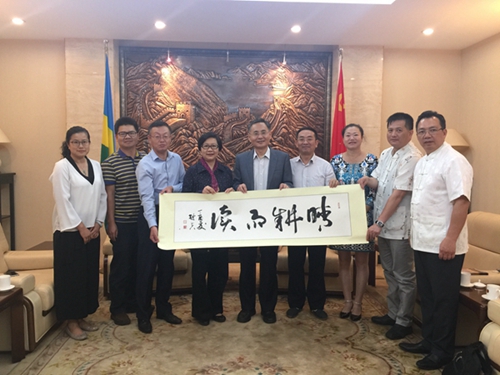 梁瑞冰主席与我国驻卢旺达大使馆大使饶宏伟（中）及当地侨胞合影
