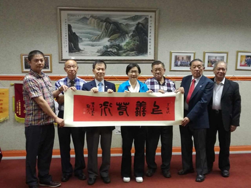 梁瑞冰主席向南非百年侨社赠送字画并合影留念