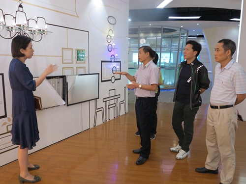 晶科电子总经办主任余利平（左）介绍公司情况