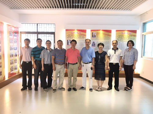 参观侨情展览室。