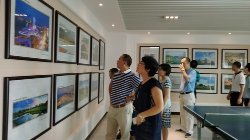 参观侨情展览室摄影展区。