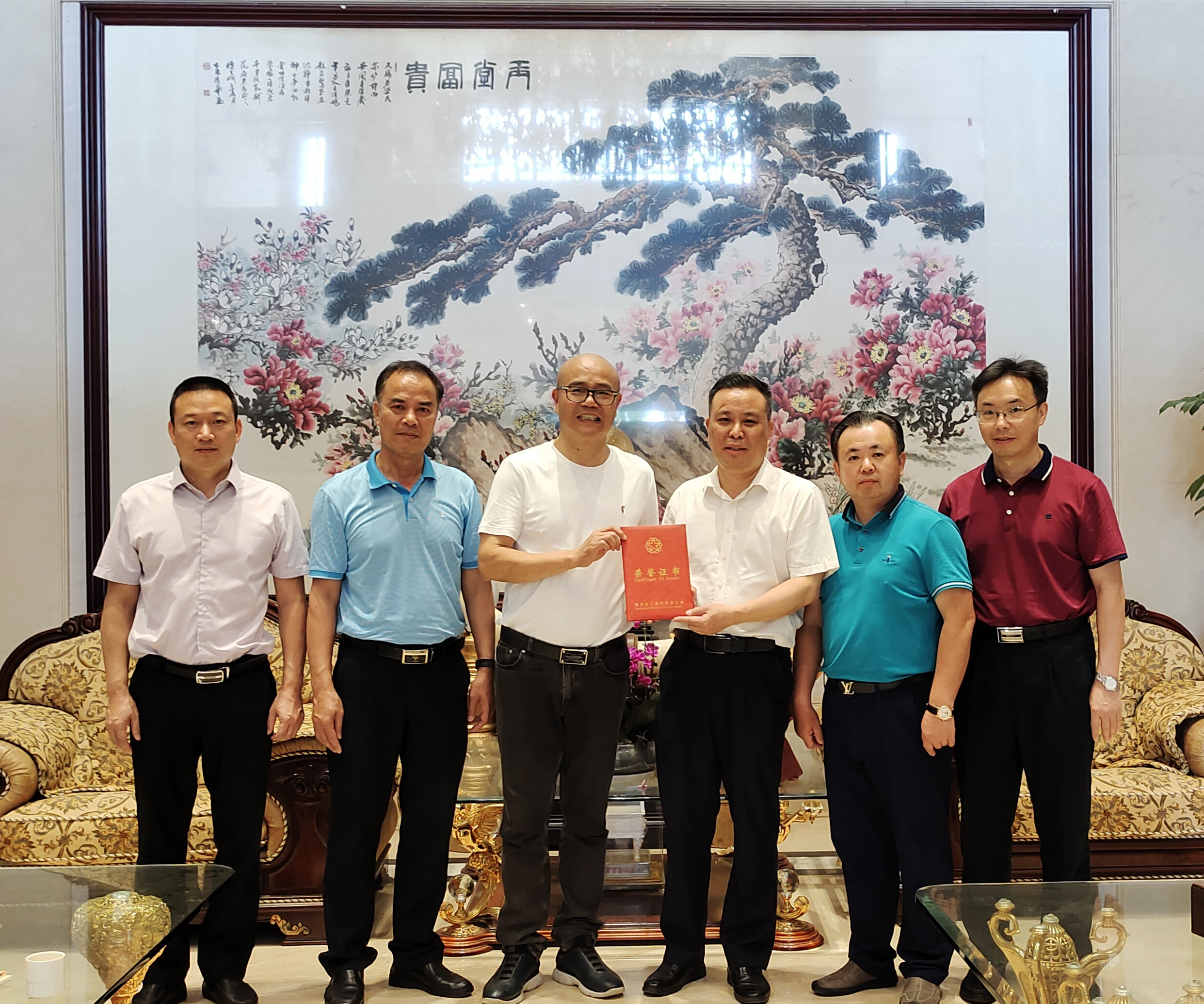 市侨联班子向范伟先生颁发荣誉证书.jpg
