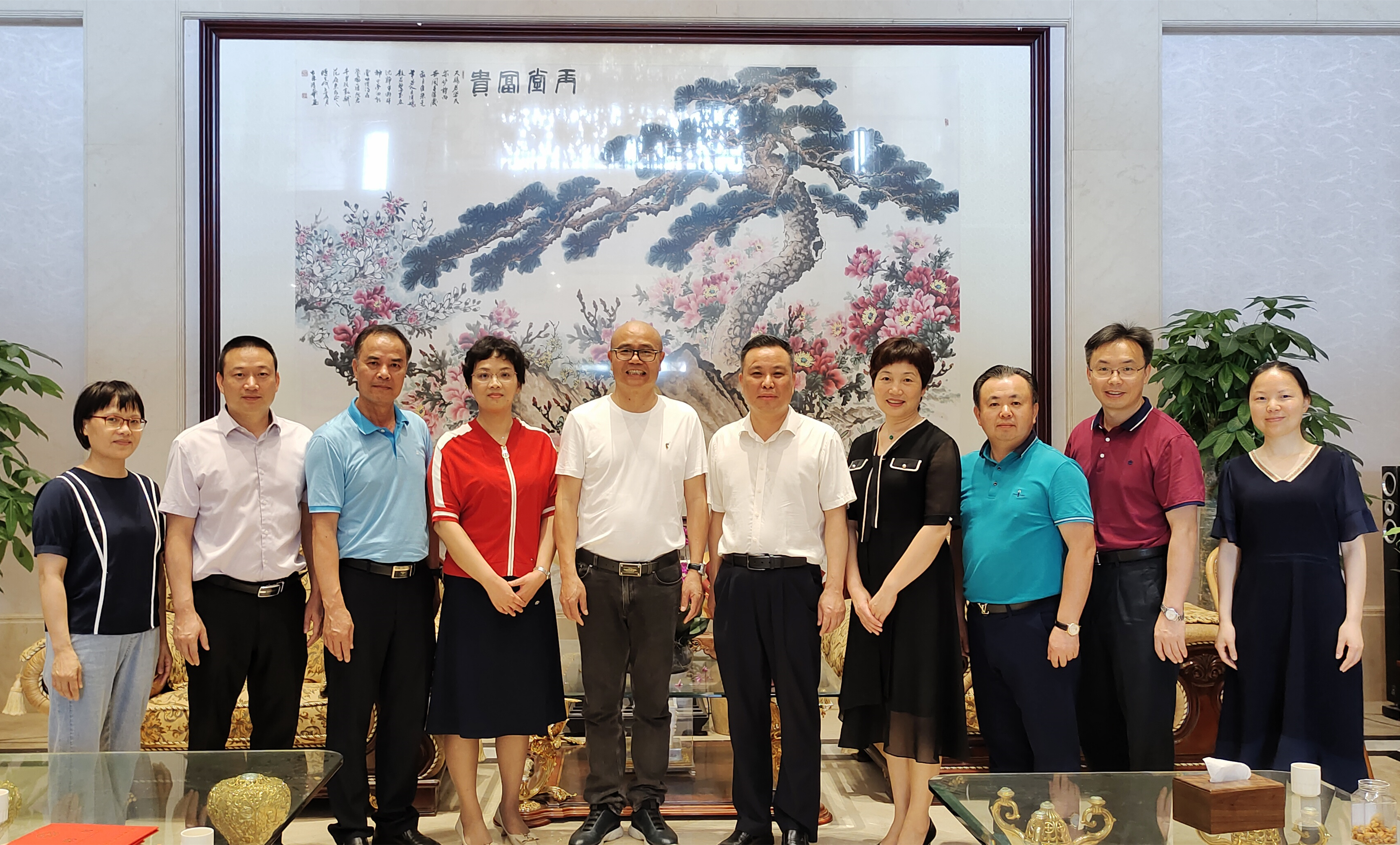 范伟先生（左5）与市侨联班子及梅县区、兴宁市、平远县侨联一行合影.jpg