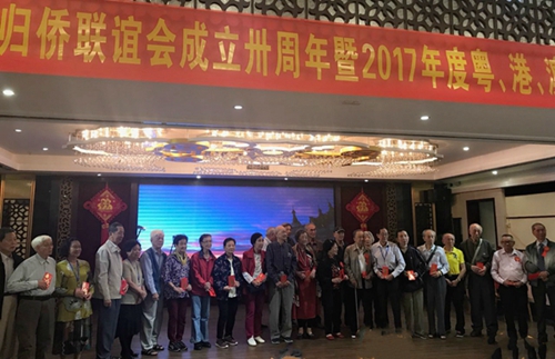 联欢会现场发放敬老慰问金