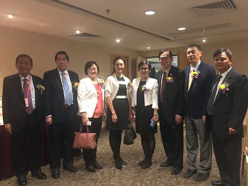 梁冬晓副主席（左3）与友好社团负责人合影。