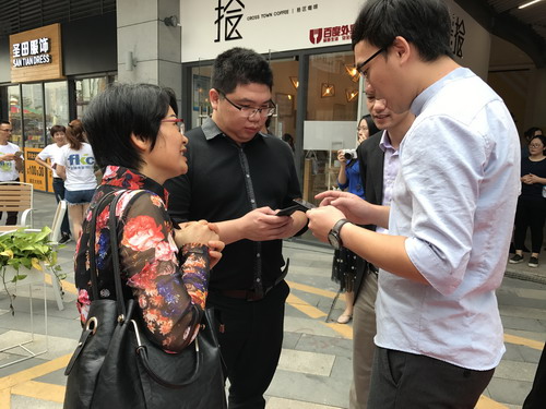 青年企业家现场咨询侨青创业园情况。
