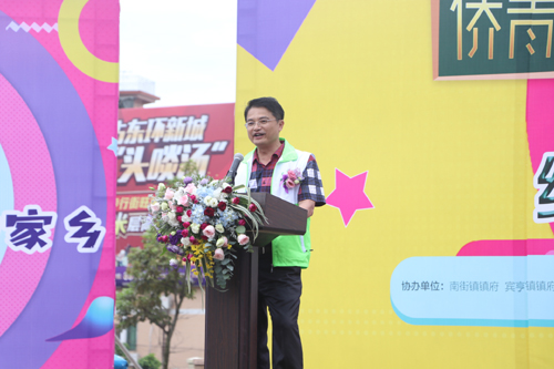 侨青会长杨春光在开机仪式上发表讲话