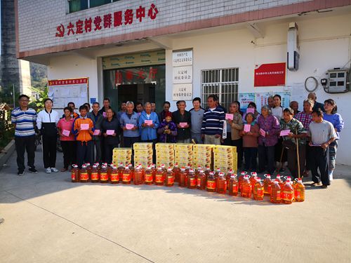 慰问贫困户_副本.jpg