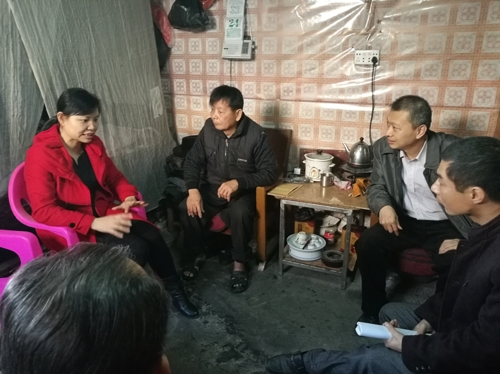左起：蔡础灵、柬埔寨杨耀盛、云路镇侨联分管领导曾振华