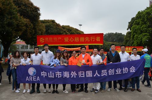 广东省侨联副主席、中山市侨联主席余志勇（左八），中山市侨联调研员郑雪英（左七）与中山市海外归国人员创业协会的代表合影。