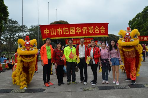 中山市侨联副主席杨彪（左三）与各侨友会的归侨侨眷合影。