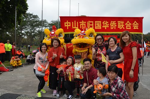 中山市侨联副主席梁冬晓（后排右二）与海外回乡度岁乡亲合影。