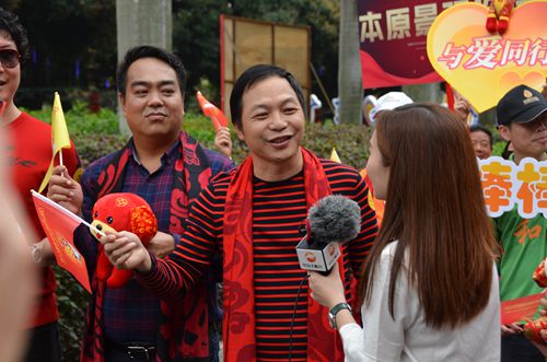 中山市侨联副主席、中山市侨界青年联合会会长黄赞雄接受中山市电视台采访。