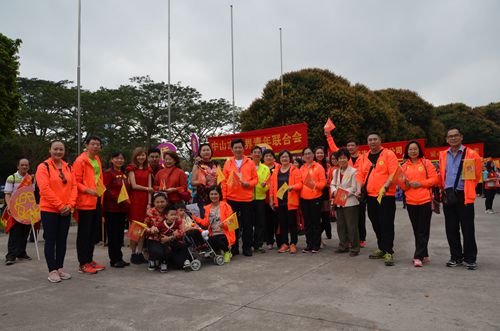 中山市侨联机关干部与回乡度岁乡亲合影。