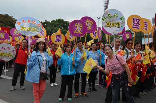 各侨友会的侨友们快乐参与。