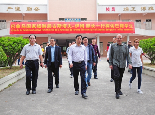 伊姆部长（右1），市侨联副主席卢启明（左2），叶志良区长（右2），区侨联主席崔晓晖（左1）