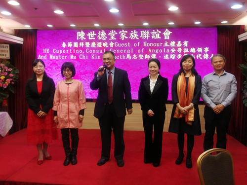 吴少姬副主席（左二）与白云区政协主席袁东华（左三）、副区长卢绮文（右三）、区侨联主席李莉莉（左一）共祝在座各界人士新春快乐