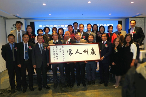 广州市侨联代表团与澳大利亚华侨华人合影