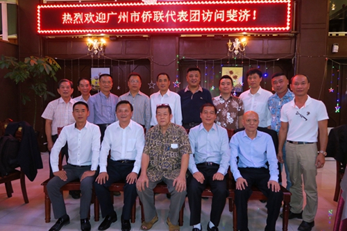 广州市侨联代表团与斐济华侨华人合影