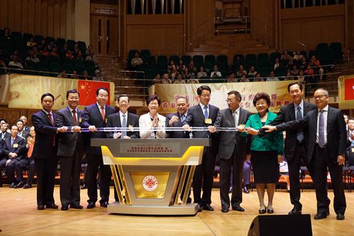 图示（左二起）外交部驻香港特别行政区特派员公署特派员谢锋、国务院侨务办公室副主任许又声、香港侨界社团联会主席陈有庆、香港特区行政长官林郑月娥、香港侨界社团联会会长余国春、中央人民政府驻香港特别行政区联络办公室主任张晓明、中国侨联原主席林军和其他嘉宾主持启动仪式。