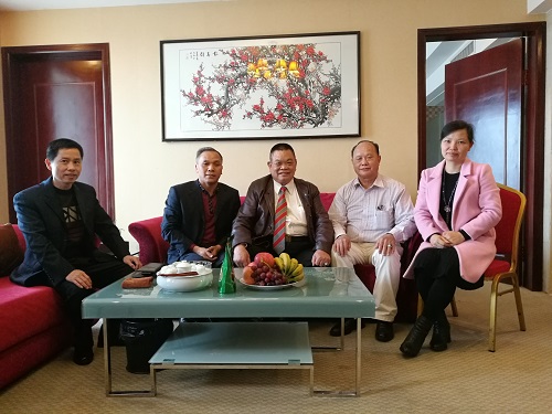 左起：1、揭东区统战部副部长吴冬泉，2、袁奕江，3、王锡廷，4、港澳委员陈昌杰，5、区侨联副主席蔡础灵、