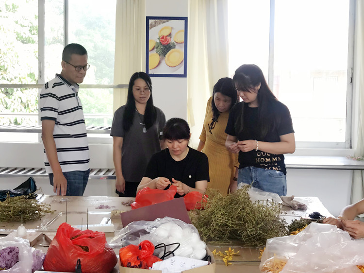 区侨联一行详细了解归侨侨眷参加“侨匠工场”项目情况_副本.jpg