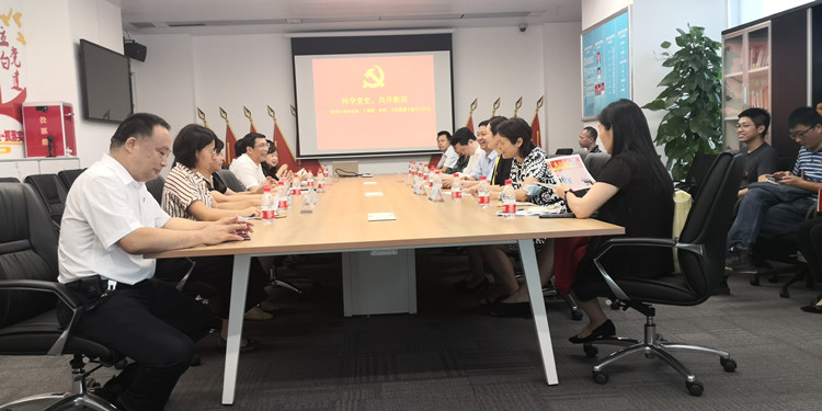（图：党员开展“同学党史，共开新局”交流座谈）.jpg