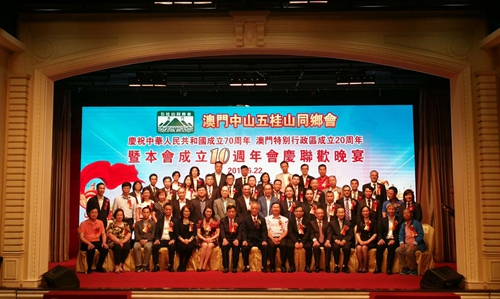 嘉宾与理事会合影。