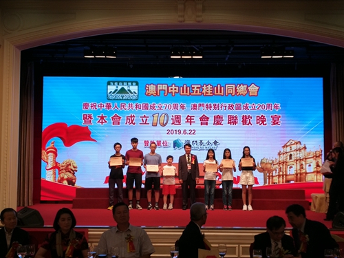 廖少权常务副会长颁发奖学金。