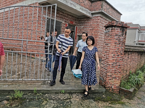 调研组走访贫困户