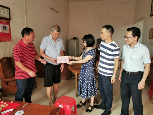 调研组对贫困户进行慰问