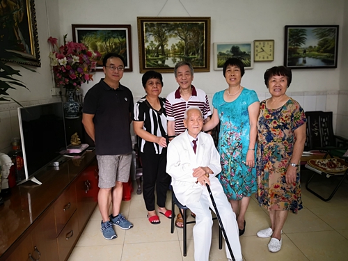 理事会成员到黄圃百岁老人王光老师家慰问，与王光老师聊往事。