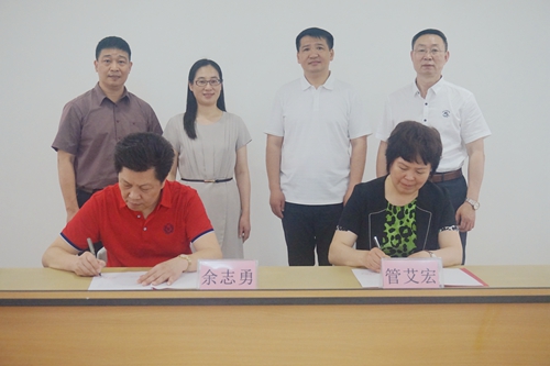 余志勇主席与管艾宏书记签订缔结友好侨联协议书。