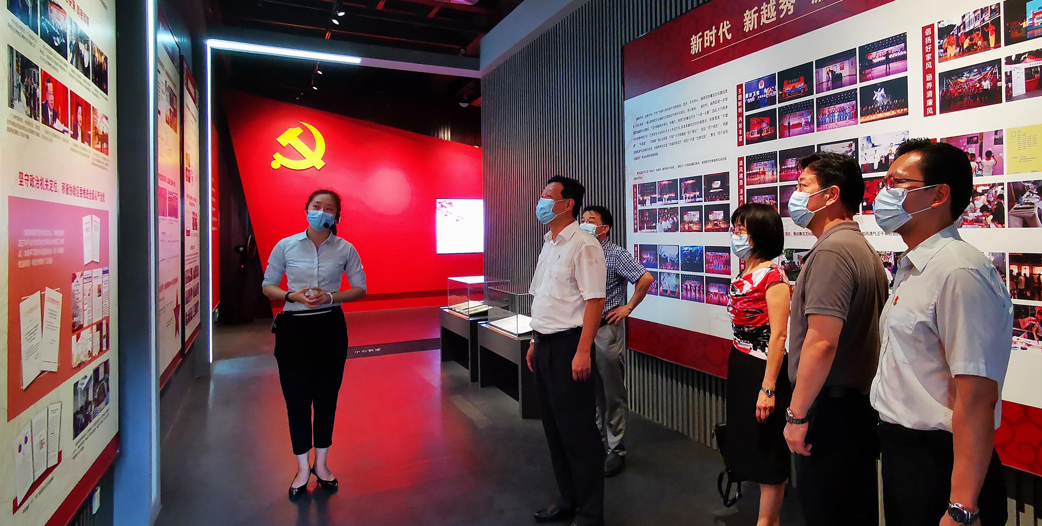 参观展览.jpg