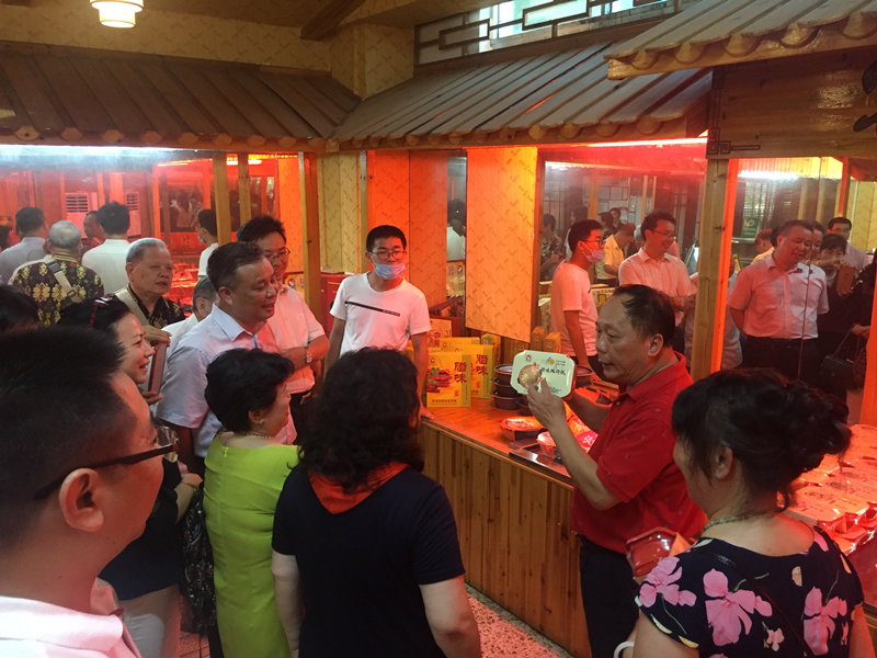 6参观考察侨资企业裕丰食品公司_副本.jpg